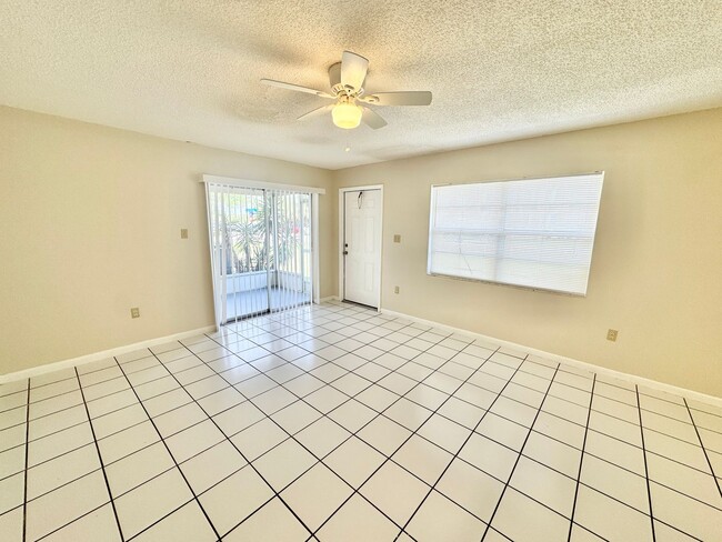 Building Photo - ** BONITA SPRINGS ** 2 BED / 1 BATH ** WES...