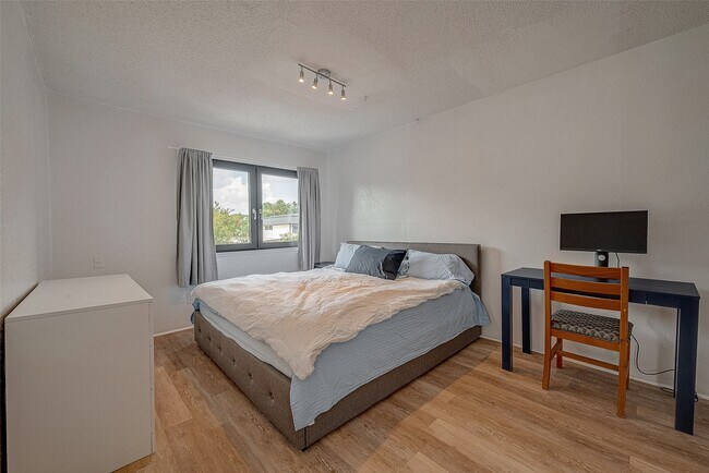 Building Photo - 12042 Mighty Oak Dr