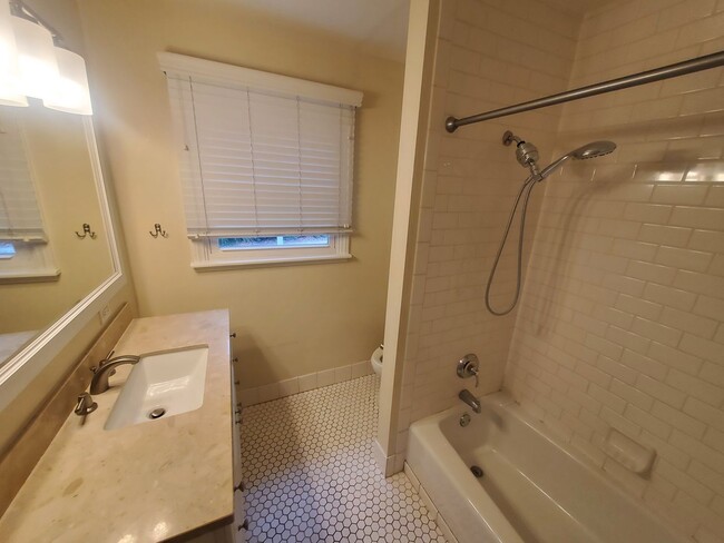 Building Photo - 1206 Drown Ave