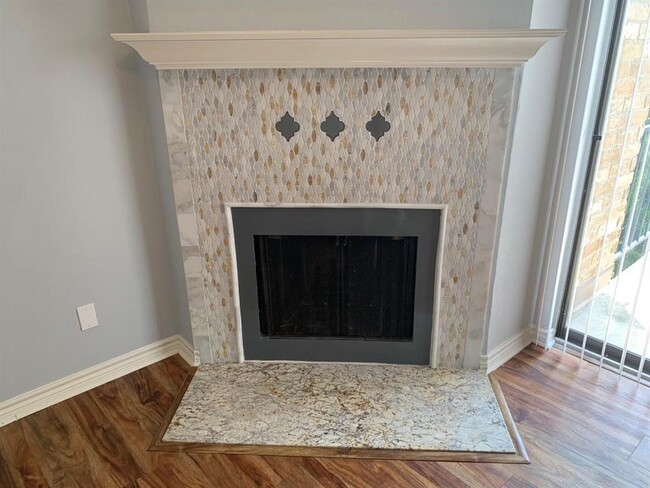 Building Photo - 7078 N Holiday Dr