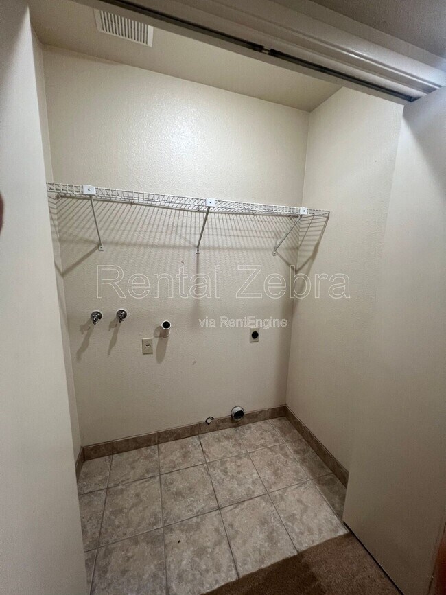 Building Photo - 3068 W Queens Cir