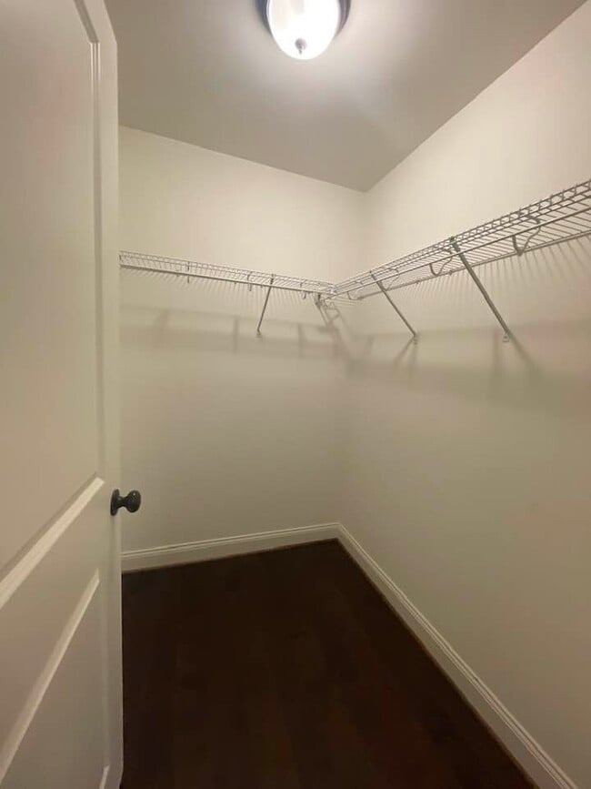 Building Photo - 4020 Lenox Rd