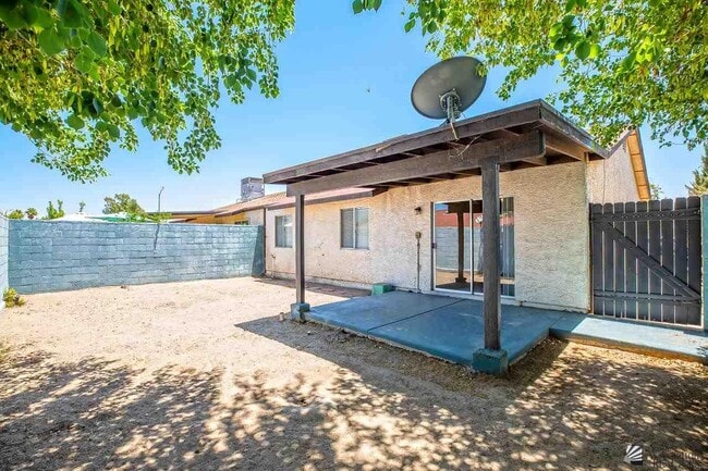 Building Photo - 1414 W Santa Maria Way