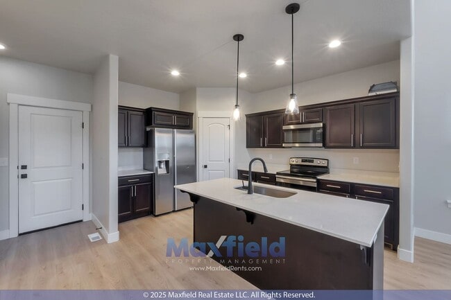 Building Photo - Great Townhome in Lehi - 3BD - 2BTH - 2GAR - Clubhouse & Pool.