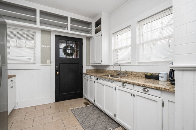 Building Photo - Renovated Vintage Cottage in downtown Cookeville