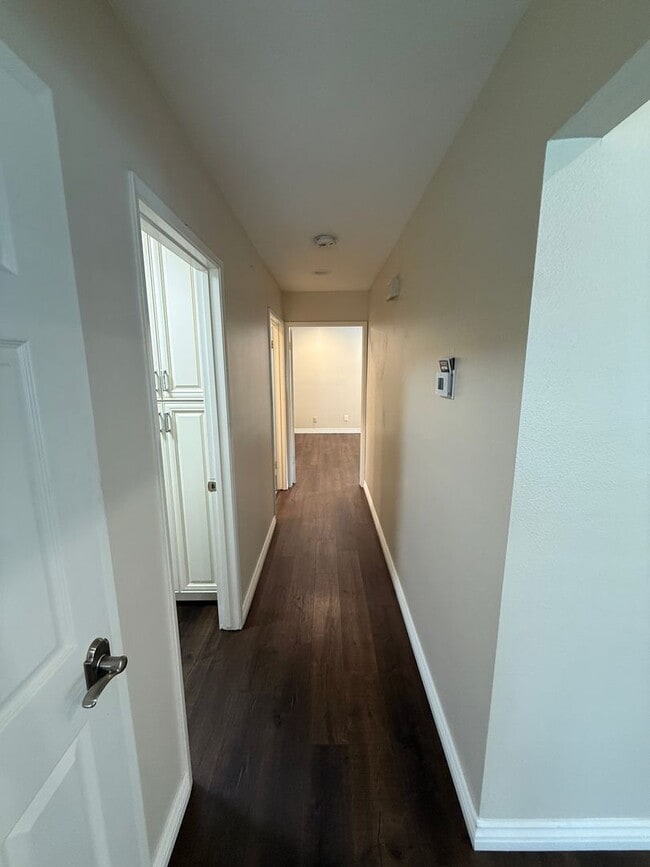 Building Photo - Spacious 3-Bed, 2-Bath End-Unit Townhome w...