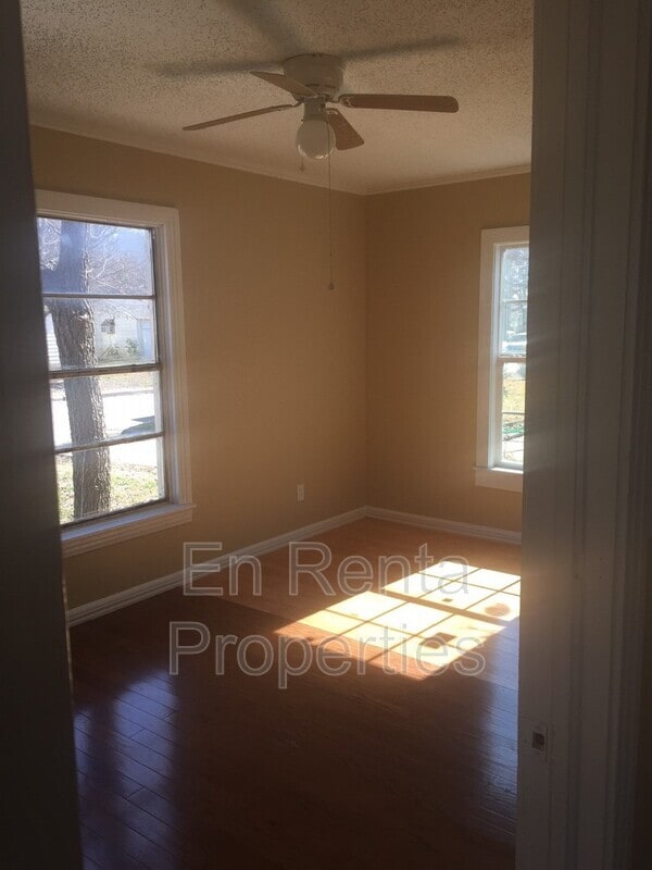 Building Photo - 601 W Beach St