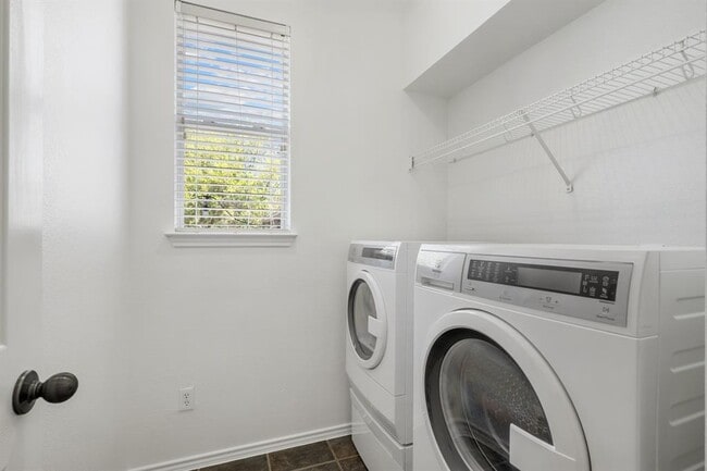 Building Photo - 1616 Kemah Dr