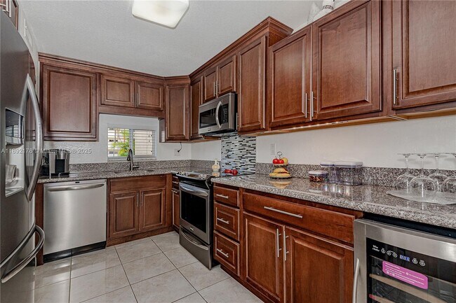 Primary Photo - 9410 N Hollybrook Lake Dr