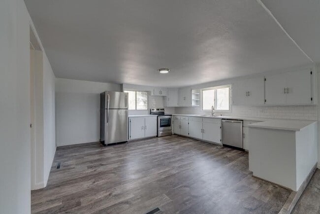 Building Photo - 4 bedroom 2 bath Home