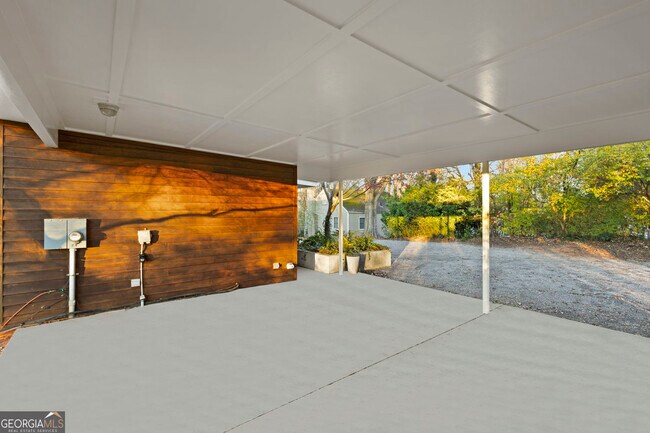 Building Photo - 935 Custer Ave SE