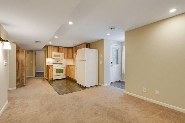 Tiled Entryway - 6400 Hampshire Pl N