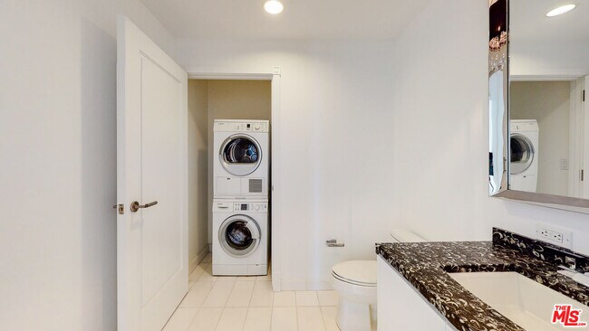 Building Photo - 900 W Olympic Blvd