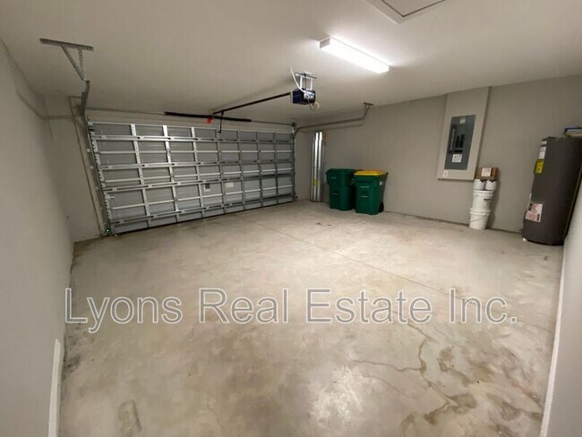 Building Photo - 2343 Briarwood St