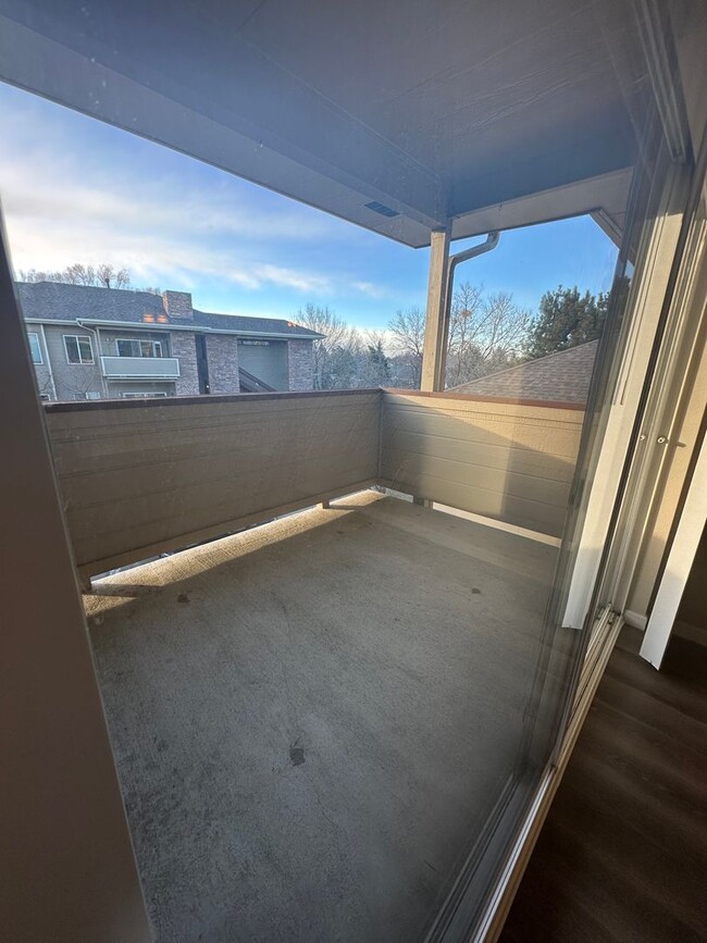 Building Photo - Updated 2 bed, 2 bath Upper Level Condo- A...