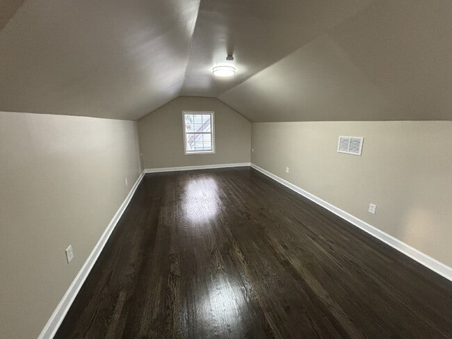Building Photo - Charming 3-Bedroom Home with Spacious Yard...