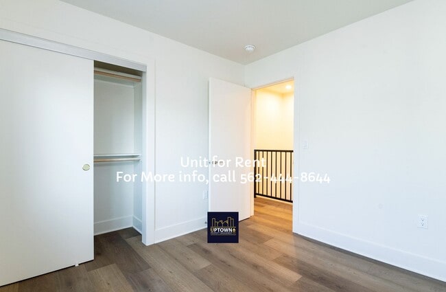 Building Photo - Townhome - 3 Bedrooms / 2 Baths - Cudahy