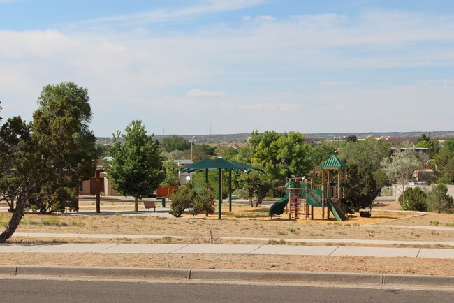 Building Photo - Beautiful 3 bdr, 2 bath SOLAR home w/large...