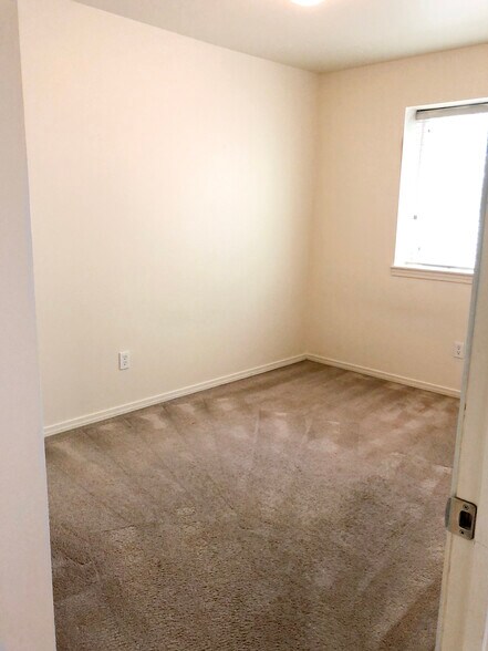 Building Photo - 423 NE Morton St