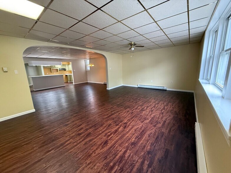 Building Photo - 132 E Main St