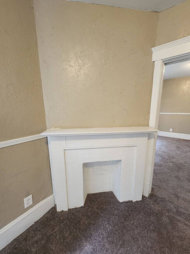 Building Photo - Charming 4-Bedroom Property in Prime Location