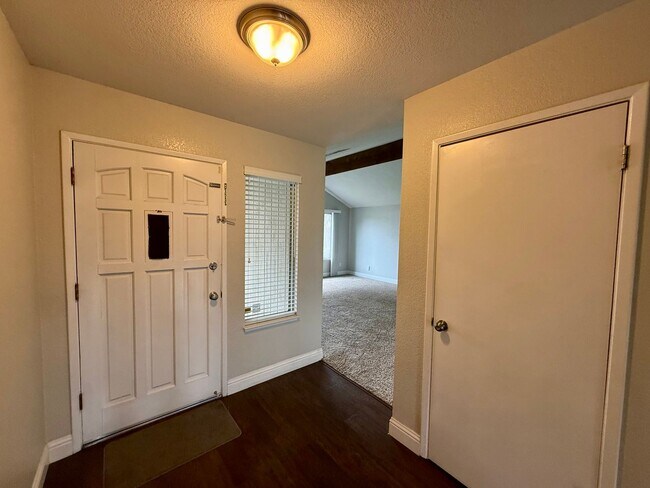 Building Photo - Single story home with vaulted ceilings!