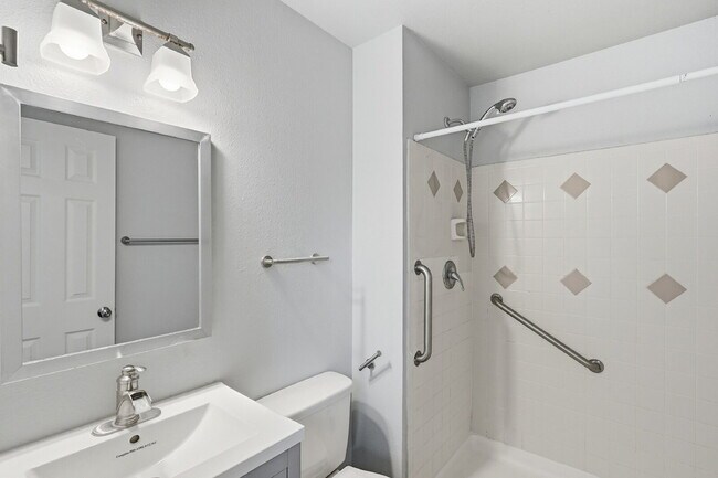 Building Photo - $1,840.95 - 3 Bed, 2 Bath Home with fenced yard and $300 move in special.