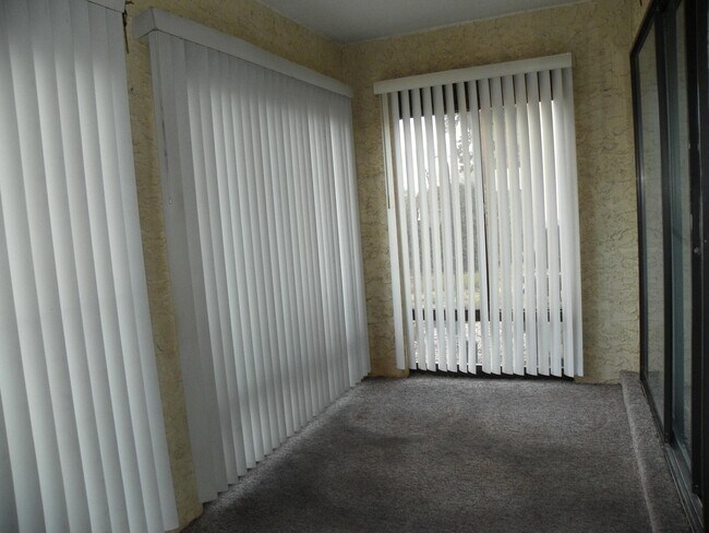 Building Photo - 813 Country Club Dr SE