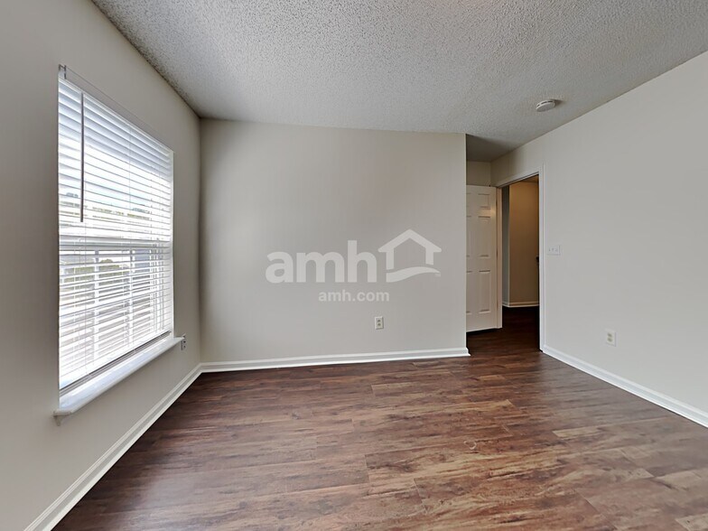 Building Photo - 5069 Thornton Dr