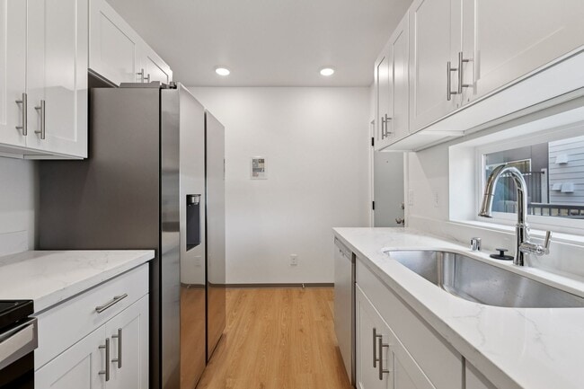 Building Photo - Pre-leasing Fall 2026: Brand-new 6B3B Townhouse near UW $1,050/room.