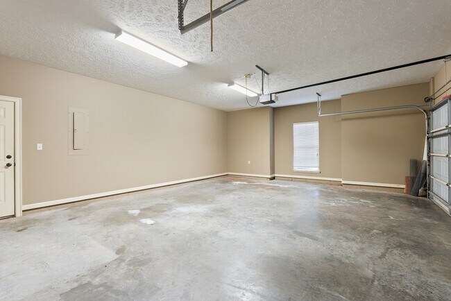 Building Photo - 1300 Edge Valley Dr N