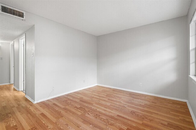 Building Photo - 307 E 31st St