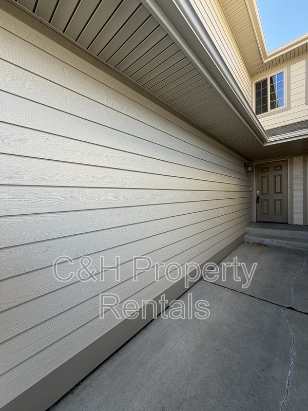 Building Photo - 574 Killarney St