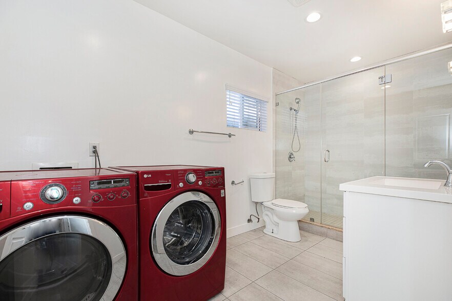 Building Photo - 10563 Vinedale St