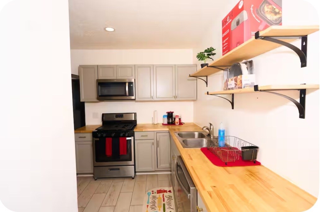 Building Photo - 645 Eastern Ave