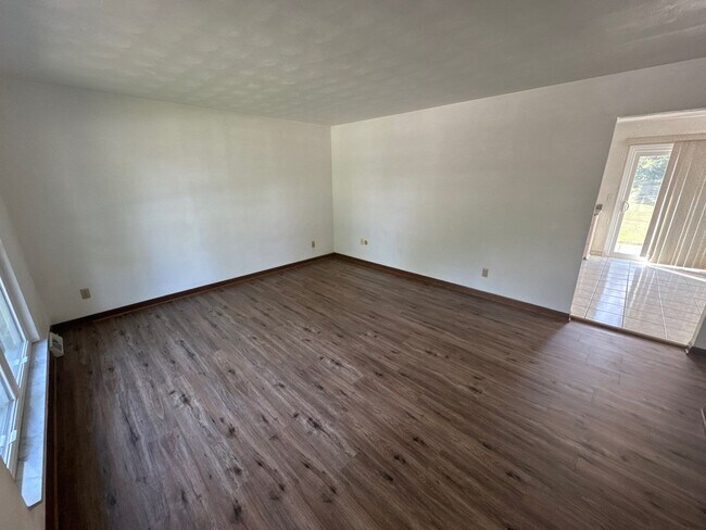 Building Photo - 1704 Twinbrook Dr