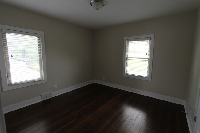 Building Photo - HUGE Historic Home with amazing fenced in yard and golf course views!