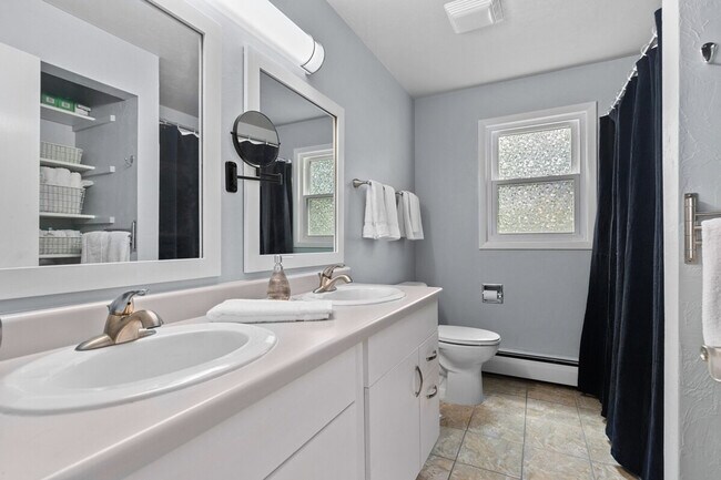 Building Photo - 733 W 4th St