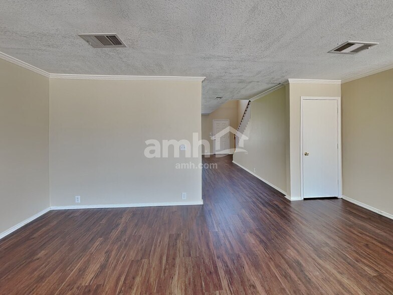 Building Photo - 3104 Pinehurst Ct