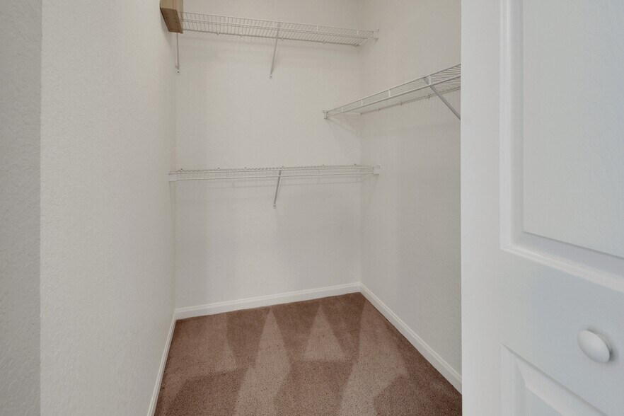 Building Photo - 940 Village Trl