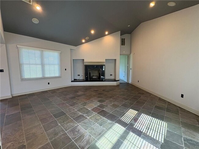Building Photo - 2505 S Everest Ave