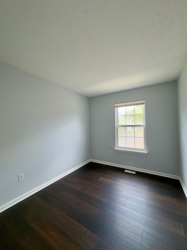 Building Photo - Charming 3 Bedroom/2 Bathroom Apartment in...