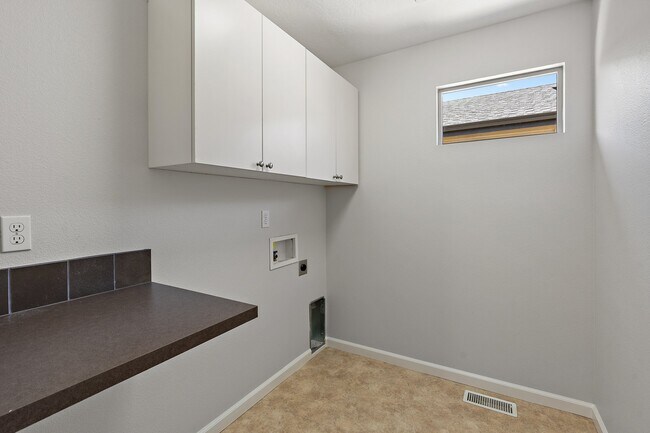 Building Photo - 409 W Peck St