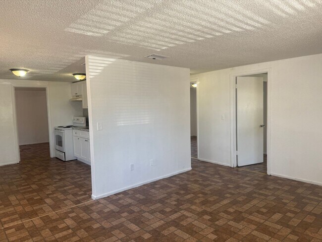 Building Photo - 3 bedroom 2 bath duplex