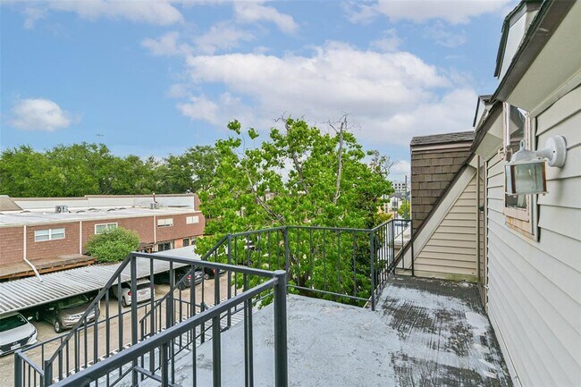 Building Photo - 496 N Post Oak Ln