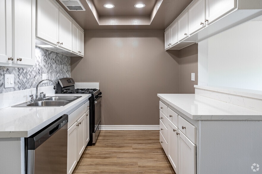 1BR, 1BA - 700SF - Kitchen - Alders Apartment Company