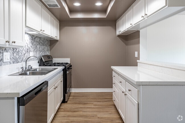 1BR, 1BA - 700SF - Kitchen - Alders Apartment Company
