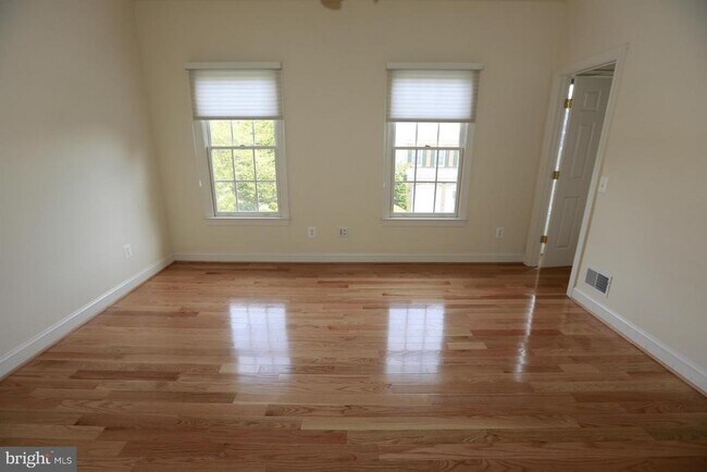 Building Photo - 2339 Sandburg St