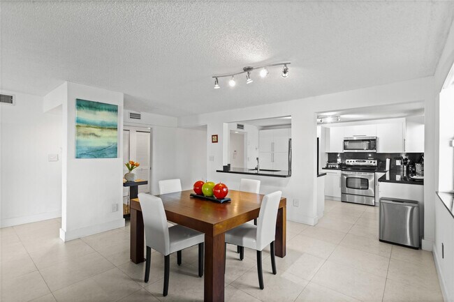 Building Photo - 16051 Blatt Blvd