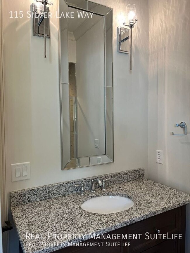 Building Photo - 115 Silver Lake Way